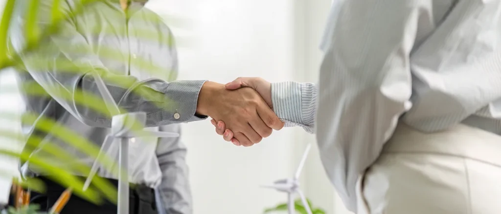 due persone si stringono la mano